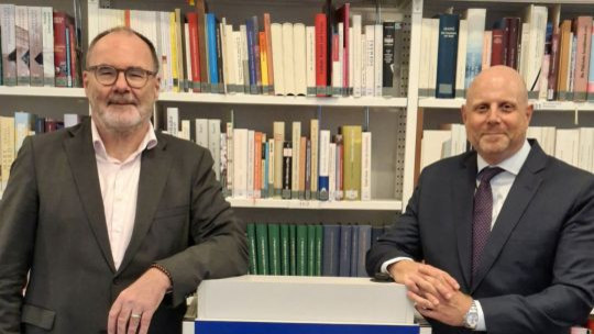 Auf dem Foto: US-Generalkonsul Brian Heath und LpB-Direktor Bernhard Kukatzki