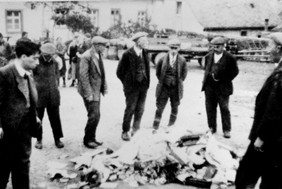 Jüdische Bürgerinnen in Thalfang auf dem Marktplatz. / Bild: Archiv von Elmar Ittenbach